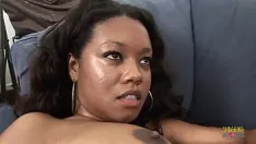 Afspelen Ebony meid krijgt haar kont ondergespoten nadat ze op de bank heeft genaaid
