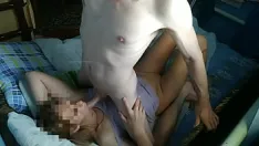 Reproduzir A mamãe madura adora foder forte e chega ao orgasmo.