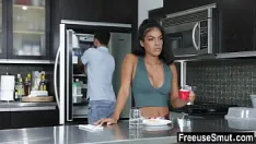 تشغيل أخت غير شقيقة دعونا الأخ غير الشقيق يستخدمها كيفما يريد