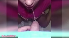 تشغيل كان يتبول في فمي في المرحاض العام. بوف اللسان