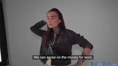 Afspelen Goedkope getatoeëerde tiener pov geneukt voor geld na casting