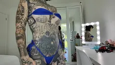 Abspielen Rot-blauer micro-bikini mit cut-outs, anprobieren von melody radford