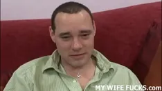 Afspelen Het is zo geil om te zien hoe je vrouw wordt geneukt