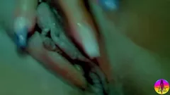 Jouer Une MILF brune aime passer du temps en solo avec de gros seins et un jouet sexuel