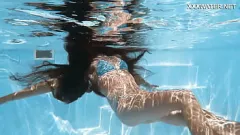 Afspelen Lana Lelani's zinderende poesjesshow bij het zwembad