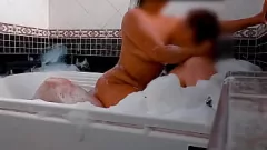 Abspielen Latina-Nachbarin mit großen Titten erfüllt Whirlpool-Fantasie mit großem Schwanz