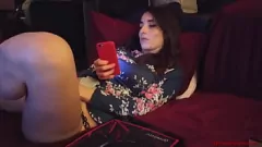 Jouer Jessica, une adolescente européenne, suce une bite et lèche le cul en gros plan.