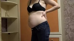 تشغيل حامل جبهة تحرير مورو الإسلامية في جوارب يستمني لها شعر كس مع a دسار