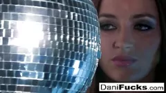Riproduci La pornostar bruna Dani Daniels si diverte con la sua figa rasata e le sue tette enormi