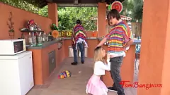 تشغيل Cinco De Mayo العربدة مع Naughty Teen Stepsis