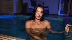 Reproducir La flaca estrella porno europea Eva Tender en un encuentro salvaje y duro en la piscina