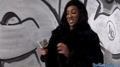 Reproduzir A estrela da realidade negra recebe boquete de POV por dinheiro