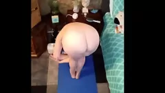 Afspelen Word wakker met naakte yoga: Vee's grote tieten en perfecte kont!