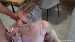 Afspelen Magere blonde mila leeuwin in kousen wordt ongeveer geneukt