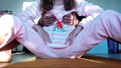Afspelen Aziatische stiefvaders anale plagen: kleine tieten en slet pussy geneukt en ingedrukt