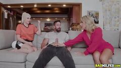 Redare În trepte în trepte: Gia Ohmy, Madison Brite și Gi Joey se obțin raunchy în sufragerie