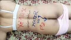 Abspielen Desi Milf melkt sich mit riesiger Dildo an Weihnachten mit einem roten Kleid