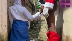 চালান সান্তা সহ ক্রিসমাস বেলেল্লী: বাড়ির উঠোনে কালো মোরগ ওভারলোড - সুইটপসি 9 জেএ