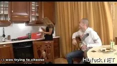 Redare Hottie elegantă cu personificare roșie încântătoare se laudă într-un mod exprimat
