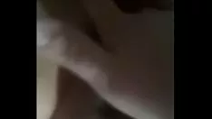 Reproducir La señorita caliente agradable se divierte hojeando hgaeliclf en la lata