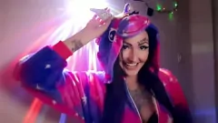 Oynat Tek boynuzlu at pijamalarında dominatrix açık handjob talimatı verir