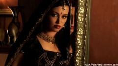 Redare Desi Milf Striptease: Bruneta indiană se plăceți pe pat