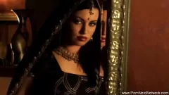 Redare Desi Milf Striptease: Bruneta indiană se plăceți pe pat