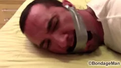 播放 袜子和胶带堵塞维克多被捕获并绑定 - 束缚和BDSM乐趣