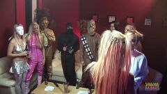 Reproduzir Festa de fantasia se transforma em um festival de sexo em grupo atrevido com milfs em meias