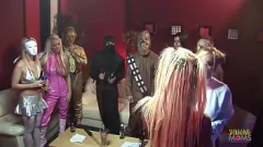 Reproduzir Festa de fantasia se transforma em um festival de sexo em grupo atrevido com milfs em meias