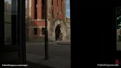 Jouer Euro Babe soumis à un bdsm public et à une baise hardcore