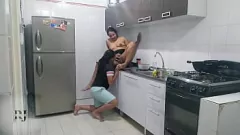 Redare MILF fierbinte se coboară și se murdărește cu dildo în bucătărie