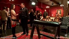 Riproduci Schiavi sottomessi si scambiano la sborra in un'orgia BDSM violenta