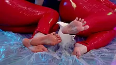 চালান লেটেক্স এবং পিভিসিতে লেসবিয়ান বিবিডব্লিউ দেবী আর্য গ্র্যান্ডার পূজা করা হয়