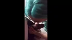 Afspelen Kijk hoe dit kleine blanke meisje Angel wordt gedomineerd door een enorme BBC in een kinky hotelkamer, met intense doggystyle, missionaris en creampie-actie.