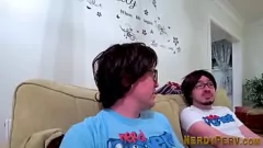 Odtwórz Roxxie Sweethart, brytyjska amatorka z tatuażami, uprawia swój pierwszy trójkąt z dwoma kutasami w Leeds w Yorkshire