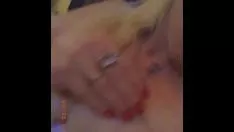 Jouer Une milf blonde touche ses gros seins chauds/besoin d'être exceptionnel