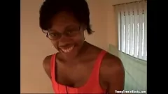 Reproducir Sensual adolescente de ébano con gafas le da una mamada intensa a una polla blanca en un porno amateur interracial duro