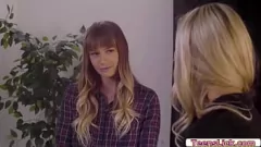 Odtwórz Aidra Fox i Naomi Swan podczas gorącej lesbijskiej sesji masażu z olejkiem, palcami i przyjemnością oralną