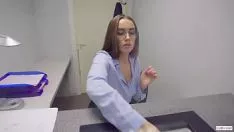 Redare Casierul nu a putut sta în picioare și a tras un nod de oameni bogați corect în baza