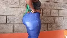 Jouer Midst bbw adolescent serre son gros cul dans une salopette rapide
