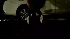 播放 歪曲的过度保护穿着装饰品在领地里撒尿，在车里撒尿