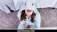 Jouer Fille aux gros seins de 18 ans (treadhie staar) laisse le pouce de son père et la baise
