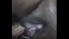 चलाएँ लड़की अपने गूंथने वाले मरहम लगाने वाले को बर्बाद कर रही है
