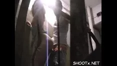 تشغيل زميل مزخرف يصدح فتاته بينما هي السراويل والصراخ