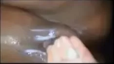 Играть Чернокожую толстушку сжимают кулаками и укладывают