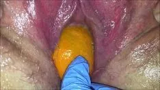 Oynat Hızlı pisi-kedi milf, pisi-kedisini bir portakal rengiyle kaybeder ve büyük malus pumila onu hızlı deliğinden dışarı çıkarır ve gücü dışarı çıkar